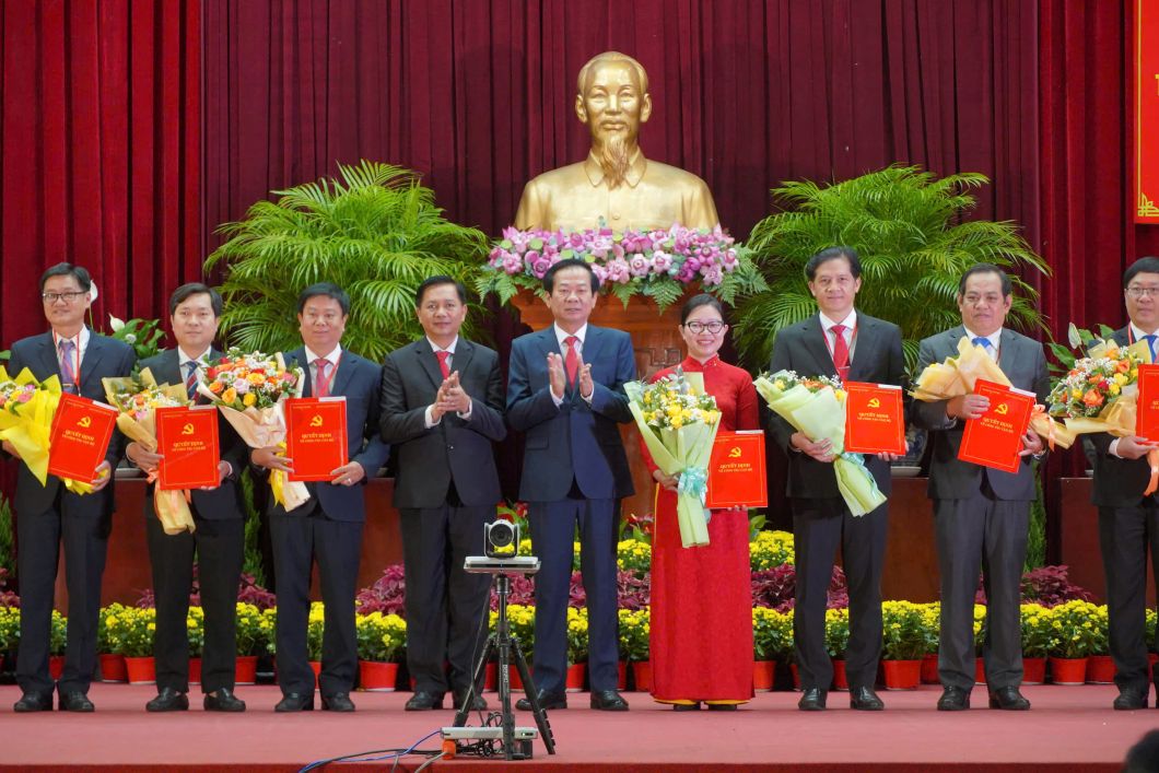 Lanh dao Thanh uy, Chu tich UBND thanh pho Can Tho trao quyet dinh cho Ban chap hanh Dang bo xa, phuong moi. Anh: Ta Quang