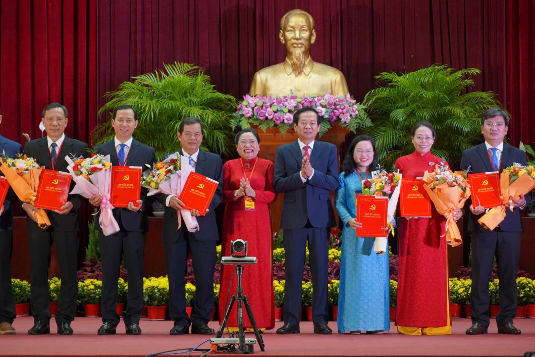 Lanh dao Thanh uy Can Tho trao quyet dinh cho Dang bo, xa phuong. Anh: Ta Quang