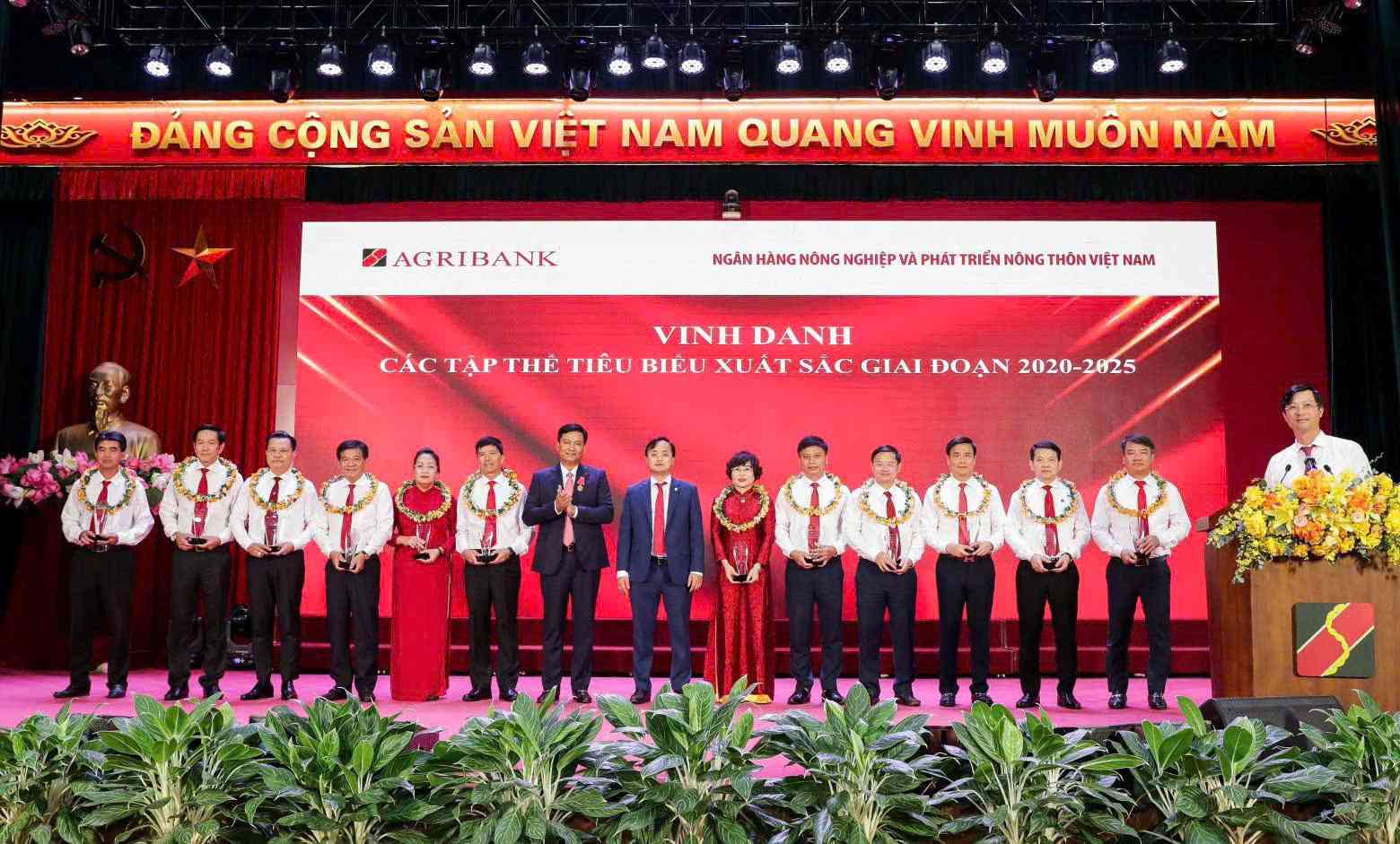 Lanh dao Agribank vinh danh cac tap the tieu bieu xuat sac toan he thong giai doan 2020–2025. Anh: Huong Thao