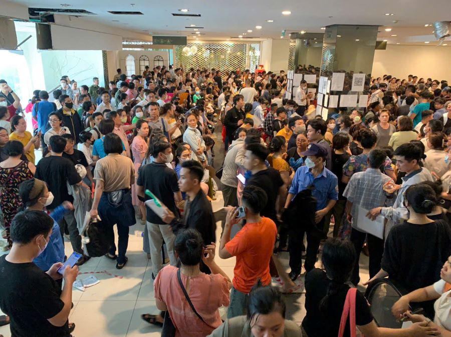 Da Nangで社会住宅の購入申請書類を徹夜で提出する人混み。写真:Tran Thi