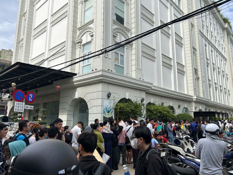 Khu vuc truoc cong cong ty roi vao canh hon loan khi dong nguoi tiep tuc do ve, chen lan, xo day de gianh vi tri. Anh: Thanh Nguyen