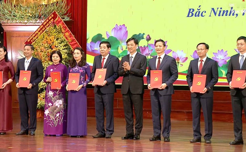Member of the Politburo, Secretary of the Party Central Committee, Chairman of the Central Inspection Committee Nguyen Duy Ngoc presented the decision to the leaders of Bac Ninh province. Photo: Bac Ninh Television