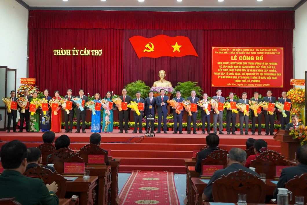 Can Tho市党委員会のリーダーが新しいコミューン、区のリーダーに決定を授与。写真:タ・クアン