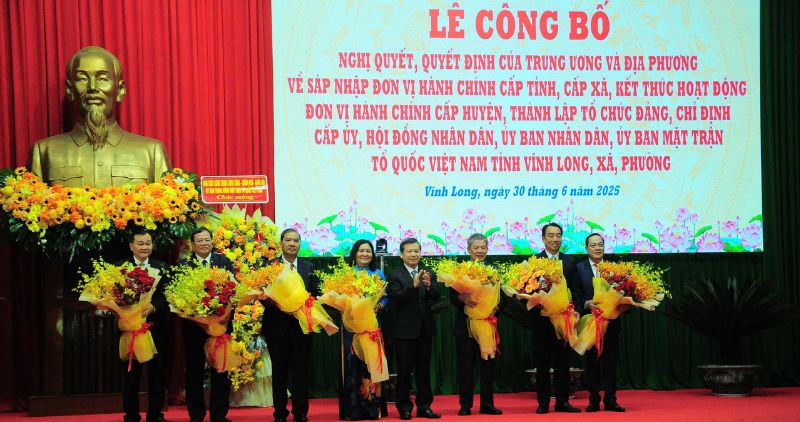 Bi thu, cac Pho Bi thu Tinh uy Vinh Long nhan hoa chuc mung. Anh: Hoang Loc