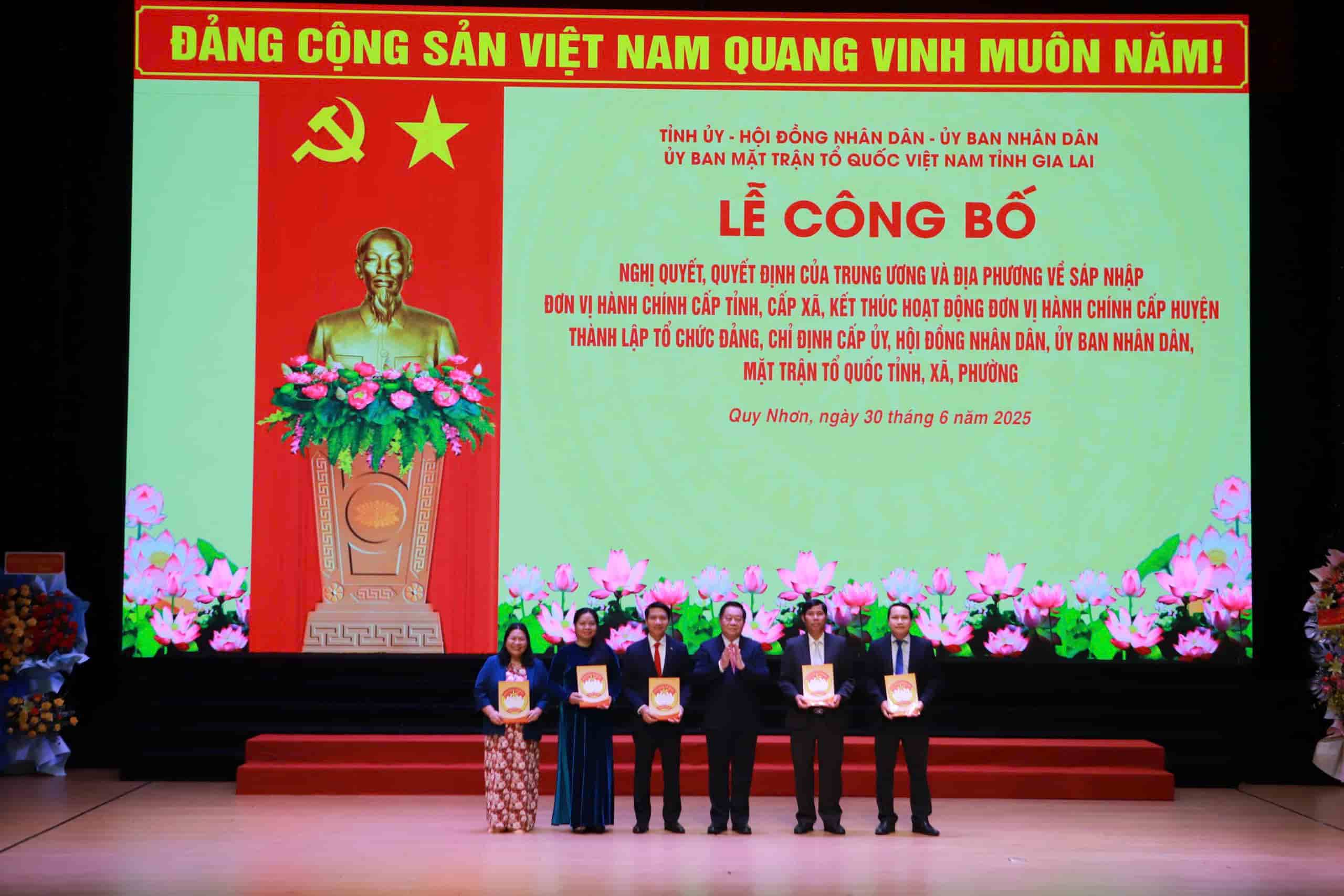 Otorgando decisiones a los lideres en el Comite Permanente del Comite del Frente de la Paterna de Vietnam de la provincia de Gia Lai. Foto: Hoai Luan