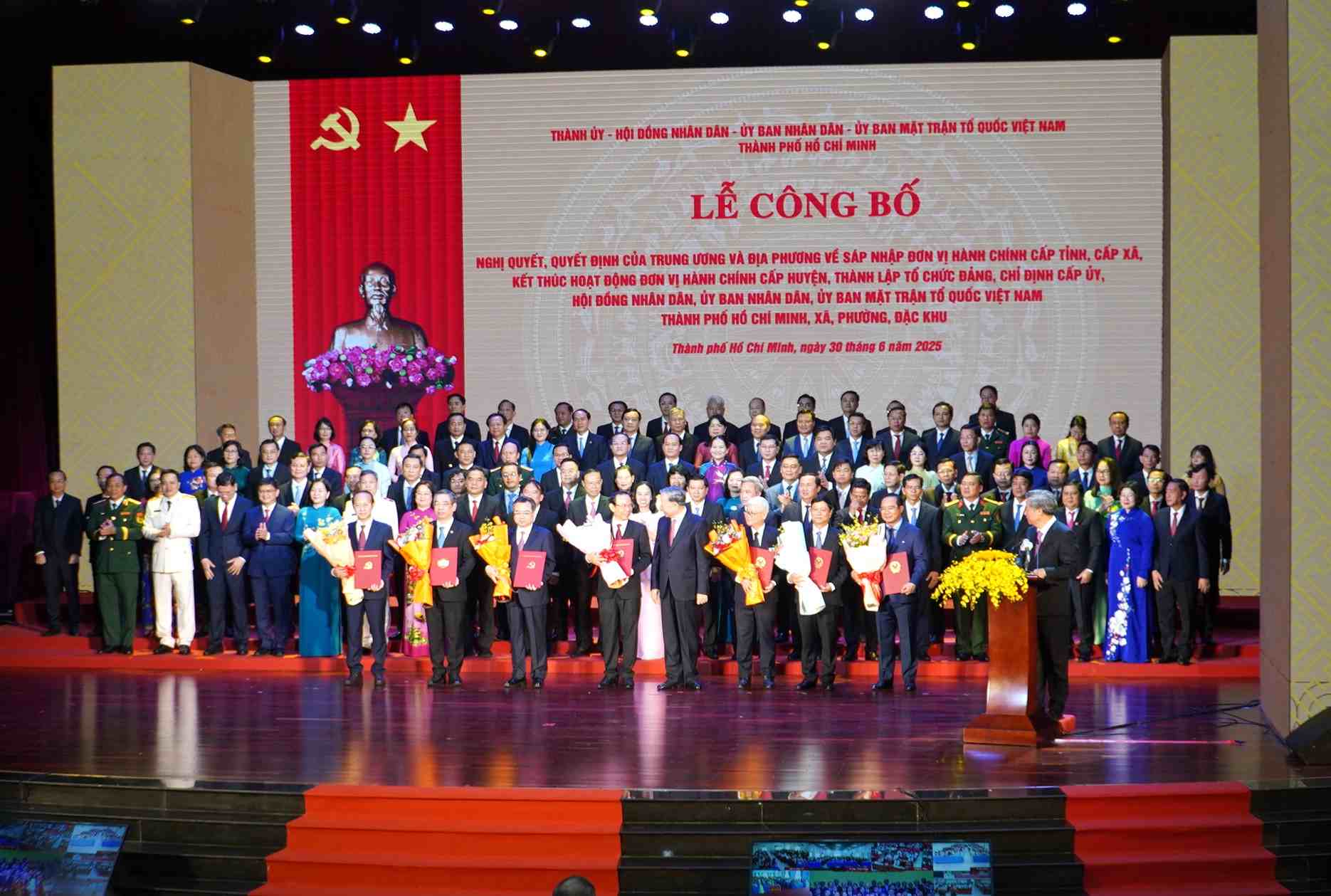 새로운 호치민시 지도부 조직 결정 발표. 사진: Minh Quan