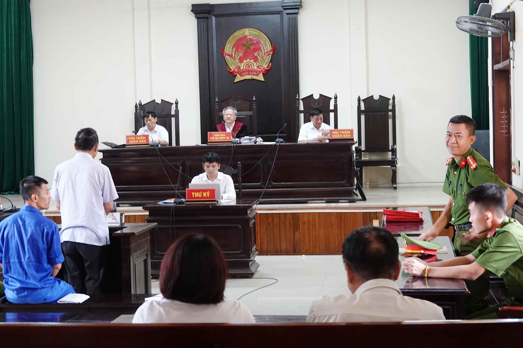 Phiên tòa sáng 30.6 xét xử vụ buôn lậu gỗ ở Hà Tĩnh đã bị hoãn. Ảnh: Trần Tuấn.