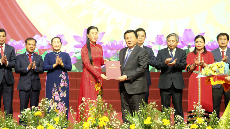 Ong Nguyen Xuan Thang, Uy vien Bo Chinh tri, Giam doc Hoc vien Chinh tri Quoc gia Ho Chi Minh, Chu tich Hoi dong Ly luan Trung uong trao Quyet dinh cua Bo Chinh tri ve viec thanh lap Dang bo tinh Quang Ngai cho ba Bui Thi Quynh Van - Bi thu Tinh uy Quang Ngai. Anh: Vien Nguyen