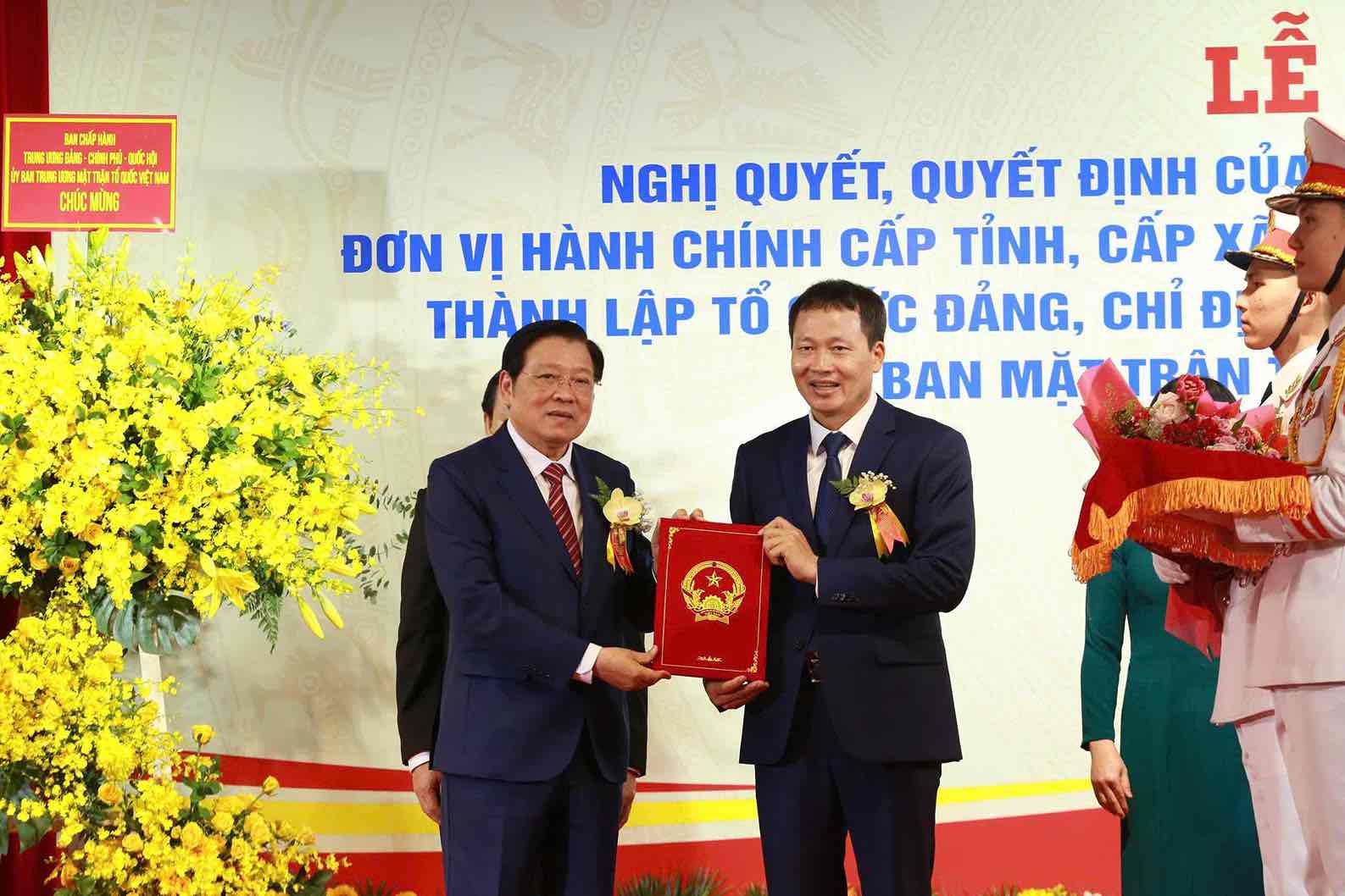 Ong Phan Dinh Trac, Uy vien Bo Chinh tri, Bi thu Trung uong Dang, Truong Ban Noi chinh Trung uong trao quyet dinh chi dinh ong Vu Hong Van giu chuc Truong doan Dai bieu quoc hoi khoa XV don vi tinh Dong Nai. Anh: HAC