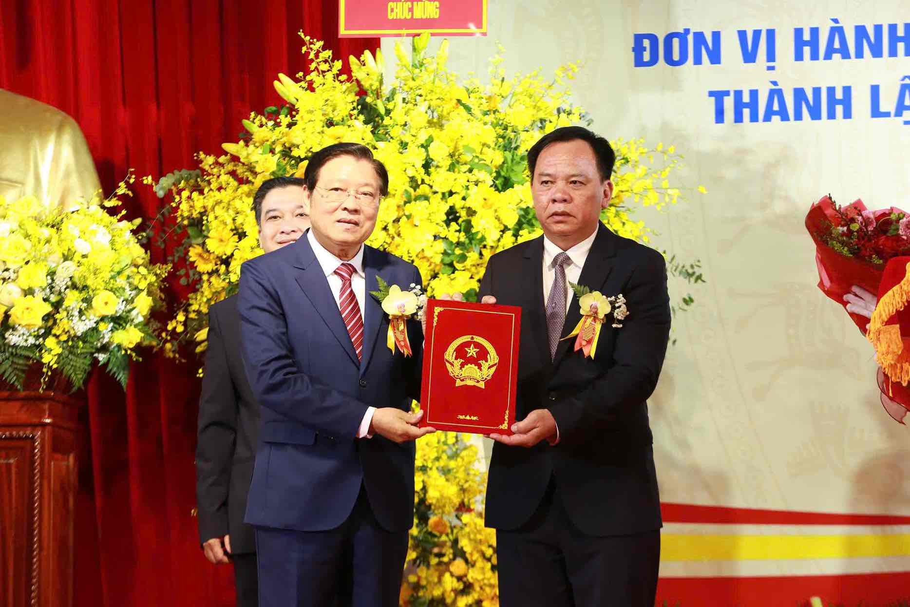Ong Phan Dinh Trac, Uy vien Bo Chinh tri, Bi thu Trung uong Dang, Truong Ban Noi chinh Trung uong trao quyet dinh chi dinh ong Vo Tan Duc giu chuc Chu tich UBND tinh Dong Nai moi. Anh: HAC