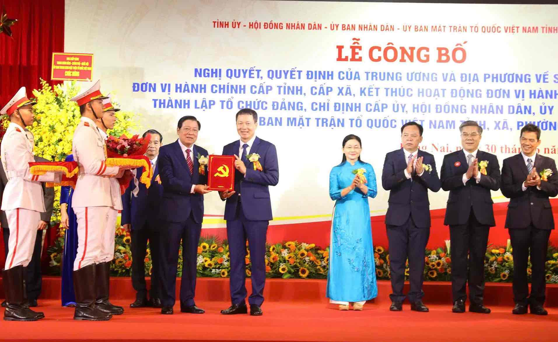 판딘짝(Phan Dinh Trac) 씨(브뤼셀 정치국 위원 브라질 중앙당 중앙위원회 서기 중앙 내정위원회 위원장)가 부홍반(Vu Hong Van) 씨를 새로운 동나이(Dong Nai)성 당위원회 서기로 임명하는 정치국의 결정을 수여하고 있습니다. 사진: HAC