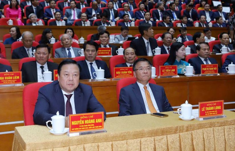 Pho Thu tuong Chinh phu Le Thanh Long (phai anh) va ong Nguyen Hoang Anh, Pho Truong Ban Chinh sach Chien luoc Trung uong du Le cong bo. Anh: Minh Hieu