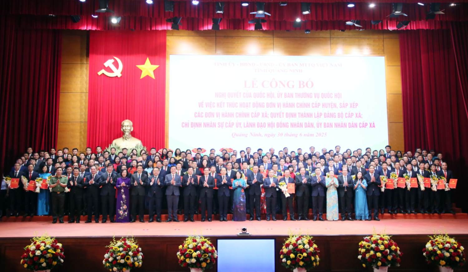 Comrades of the Central Government, provincial leaders, leaders of 54 communes, wards, and special zones of Quang Ninh took souvenir photos. Photo: Quang Ninh Provincial Media Center
