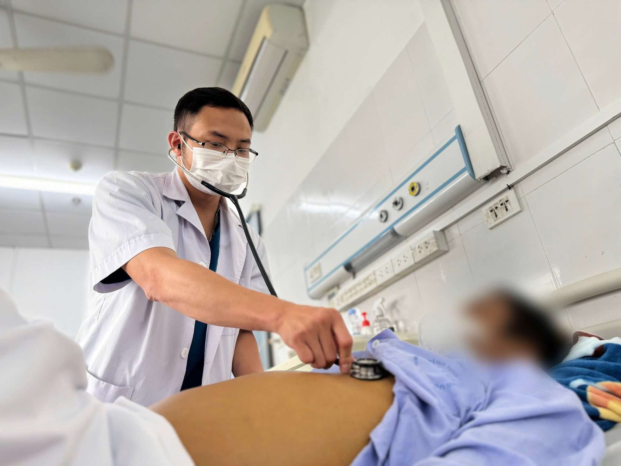 Doctor examines hepatitis B patient. Photo: Thanh Dang