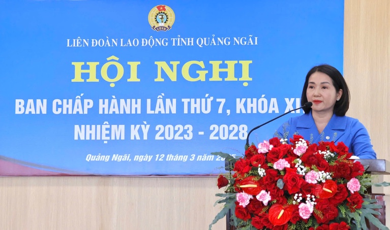 Nguyen Thi Anh Lan 동지 2023-2028 임기 Quang Ngai 지방 노동 연맹 위원장. 사진: Le Thuy
