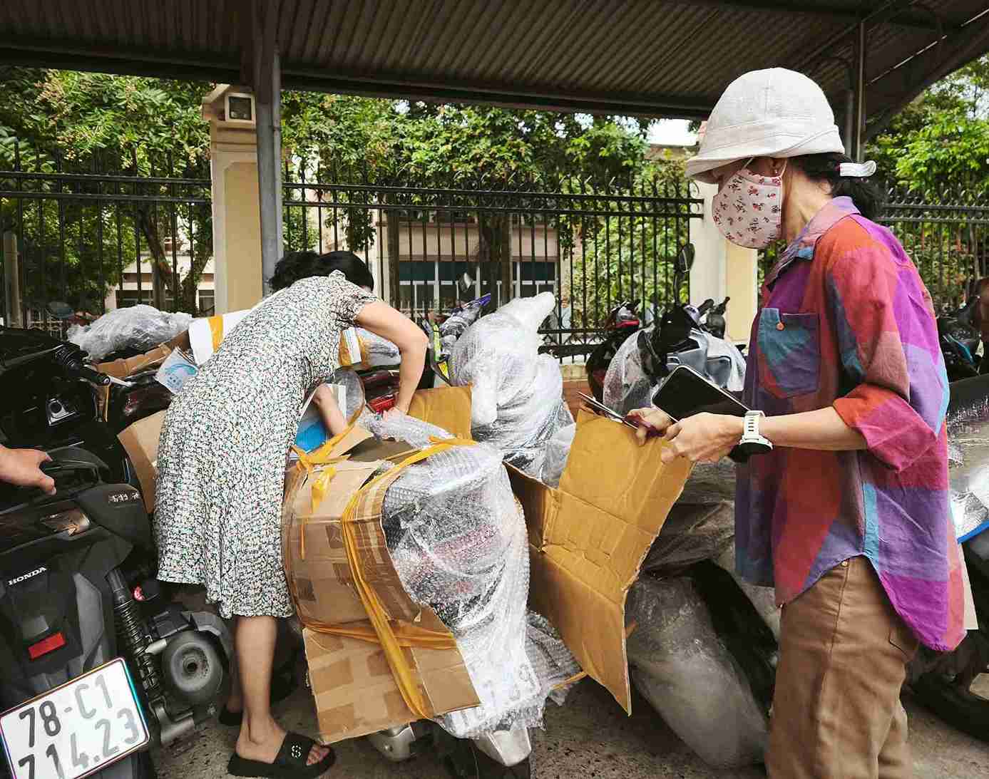 Phu Yenの多くの役人や公務員はDak Lakに移り、長期的な仕事のために彼らの生活と安心を安定させるために手配された宿泊施設を受け取りました。写真：Bao Trung