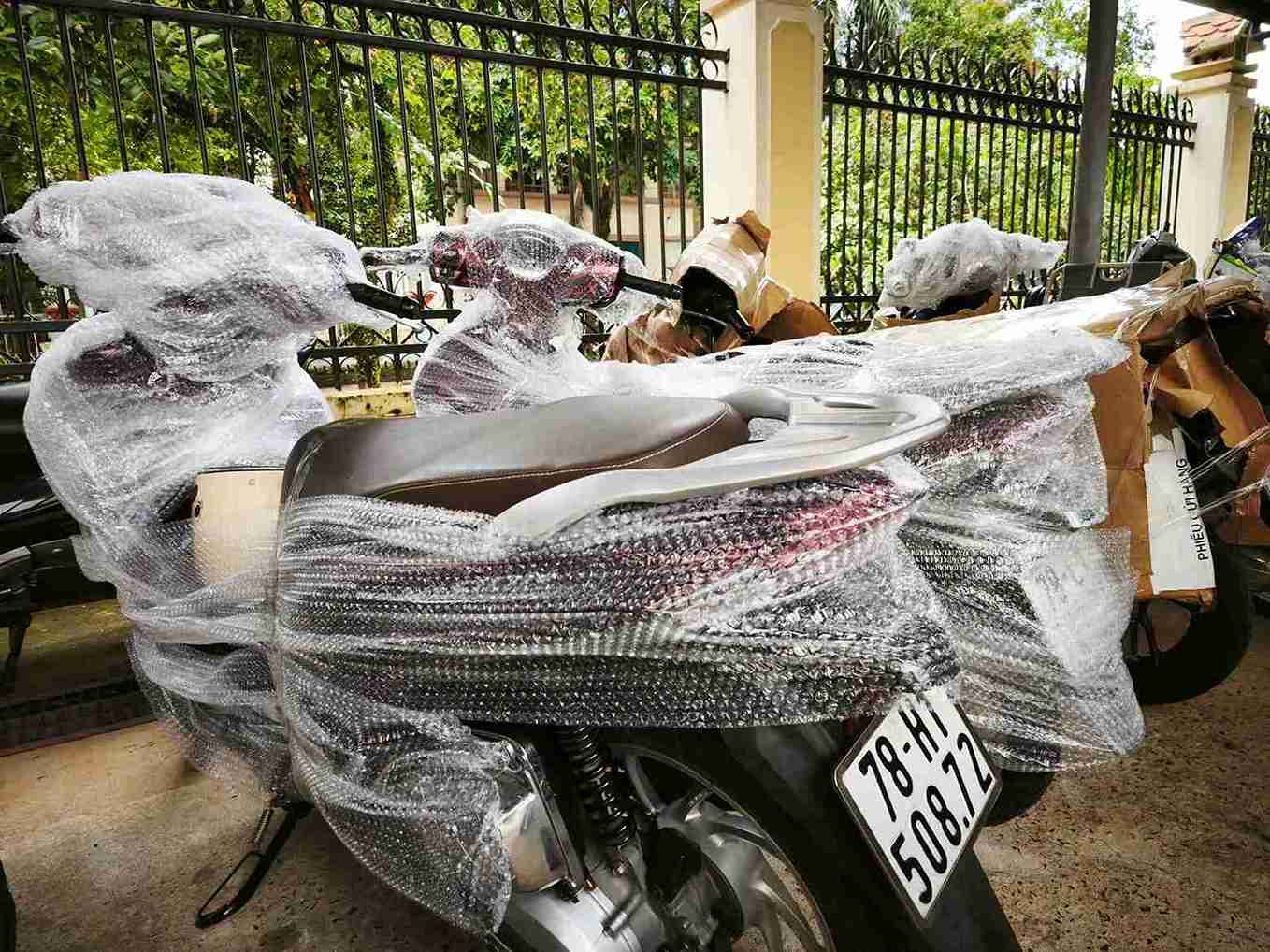 Xe gan may duoc can bo, cong chuc o Phu Yen van chuyen den Dak Lak de di lai. Anh: Bao Trung