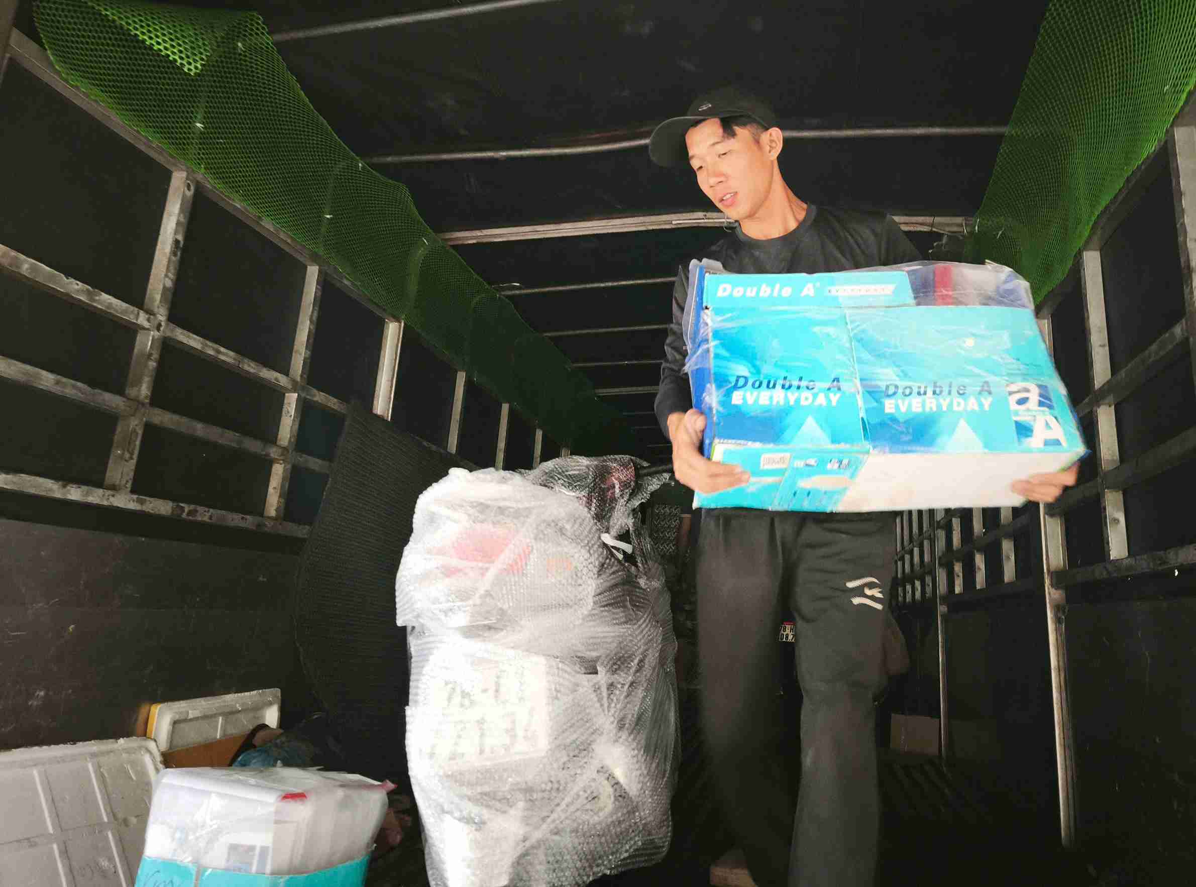 Nhieu nguoi chuan bi hang trang ky luong truoc khi den dia ban moi cong tac. Anh: Bao Trung