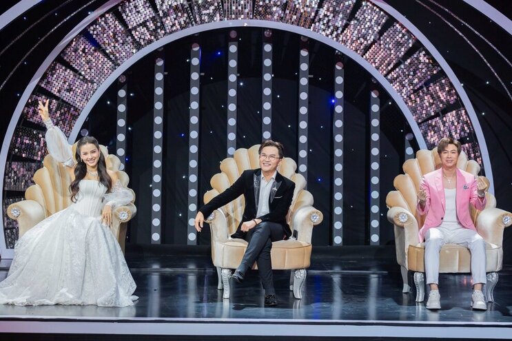 Phuong Tring Jolie（左）は、功績のある芸術家であるDai Nghiaと歌手Ho Vietが「予想外の変容」に同行しました。写真：メーカー.