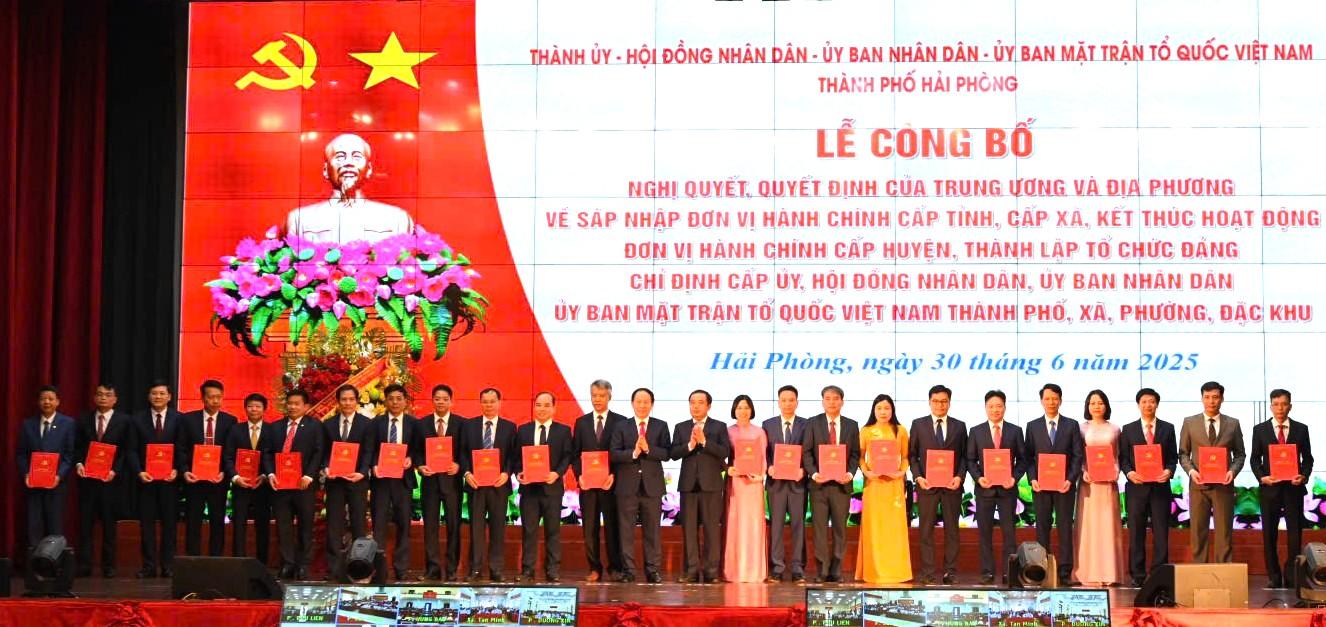 Lanh dao TP Hai Phong trao cac quyet dinh ve cong tac nhan su cac xa, phuong, dac khu. Ảnh: Cong TTDT Hai Phong