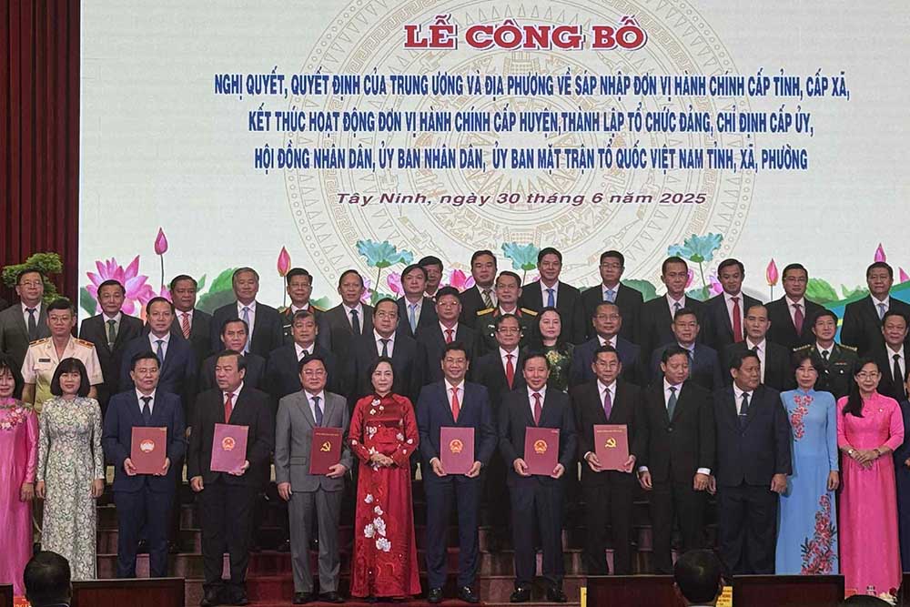 Tay Ninhは、州の統合後に主要な職員を統合および統合する決議を発表する式典を開催しました。写真：Hoangtho