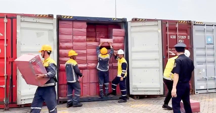 Les douanes saisissent plus de 1 3 million de paquets de cigarettes en infraction dans les grands ports maritimes. Photo : Departement des douanes