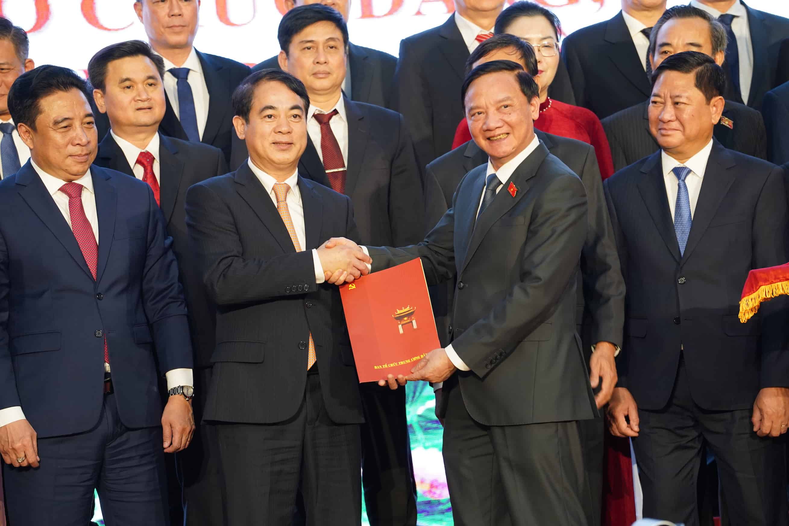 Ong Nguyen Khac Dinh trao quyet dinh cua Trung uong ve chi dinh ong Nghiem Xuan Thanh, tiep tuc giu chuc Bi thu Tinh uy Khanh Hoa nhiem ky 2020 - 2025. Anh: Huu Long