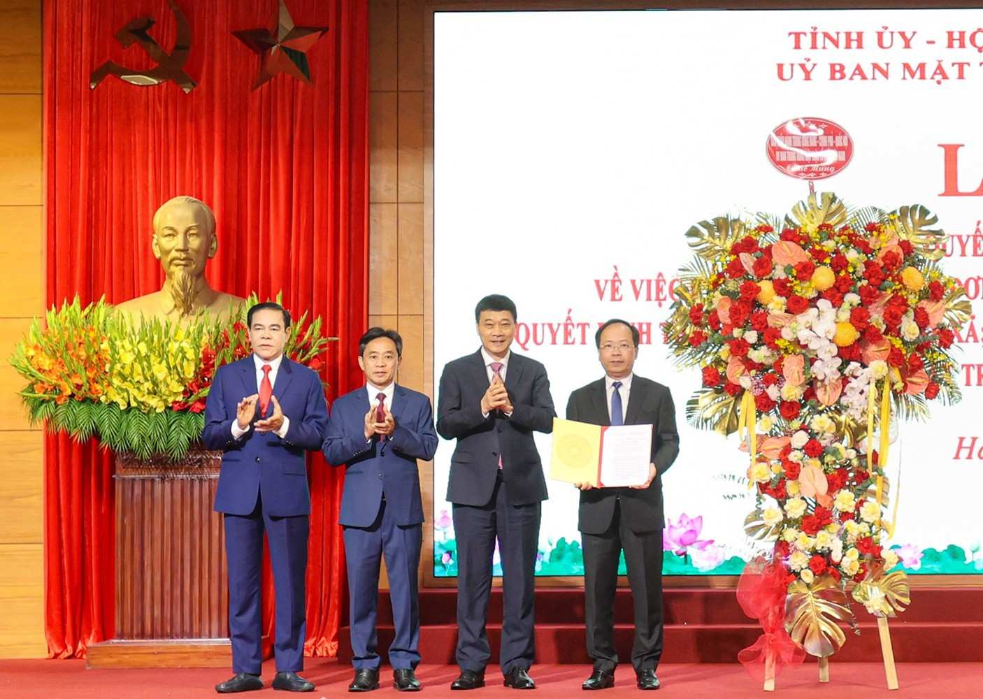 Dong chi Vu Hong Thanh - Uy vien Trung uong Dang, Pho Chu tich Quoc hoi trao Nghi quyet cua Uy ban Thuong vu Quoc hoi cho cac dong chi Thuong truc Tinh uy Ha Tinh. Anh: Ngoc Minh