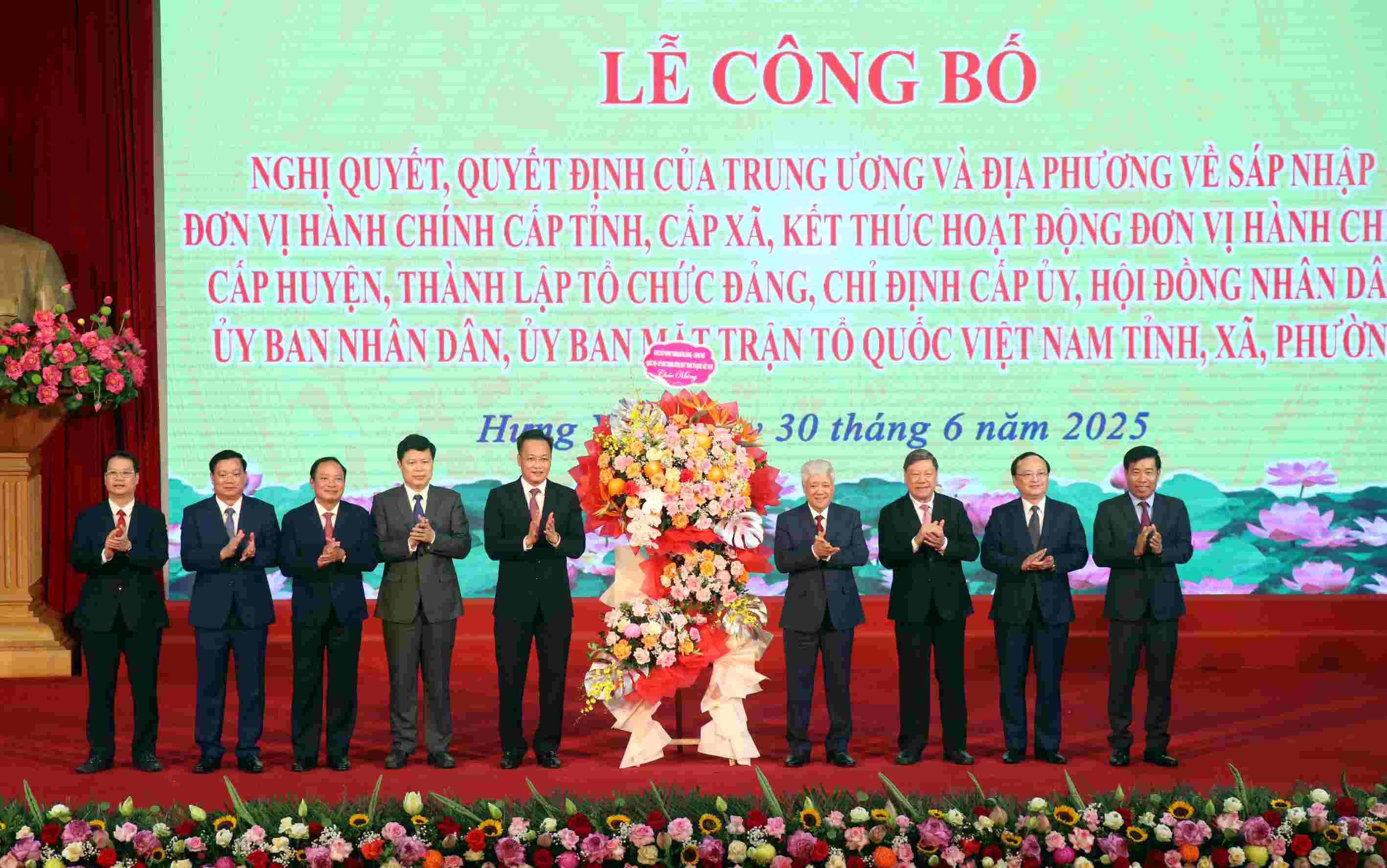 Do Van Chien 씨 – 정치국 위원 – 중앙당 서기 – 조국전선 당위원회 서기 – 중앙 단체 간부 – 베트남 조국전선 중앙위원회 위원장이 새로운 흥옌성 지도자에게 꽃을 전달하고 있습니다. 사진: Quynh Chi