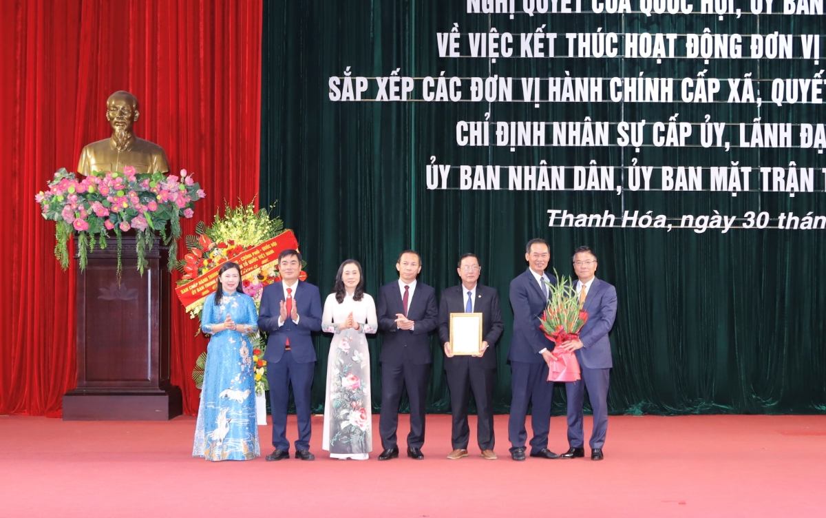 Pho Thu tuong Chinh phu Le Thanh Long trao Quyet dinh cong nhan Chu tich, Pho Chu tich Uy ban MTTQ Viet Nam tinh Thanh Hoa. Anh: Minh Hieu