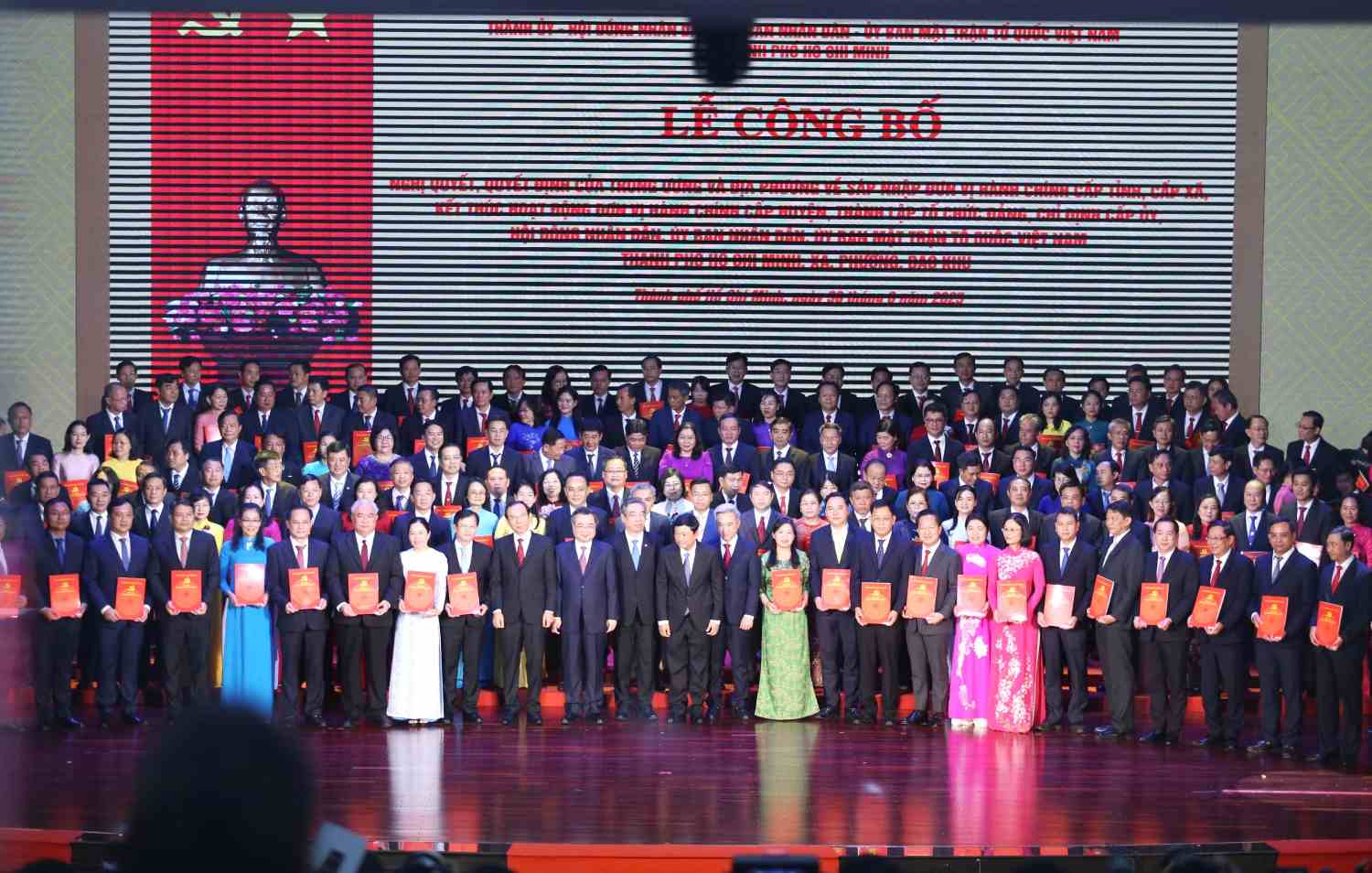 The Standing Committee of the Ho Chi Minh City Party Committee congratulated 168 Secretaries of wards, communes and special zones.