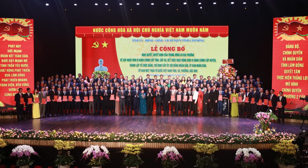 Trao cac quyet dinh cho 124 xa, phuong, dac khu. Anh: Duy Tuan 