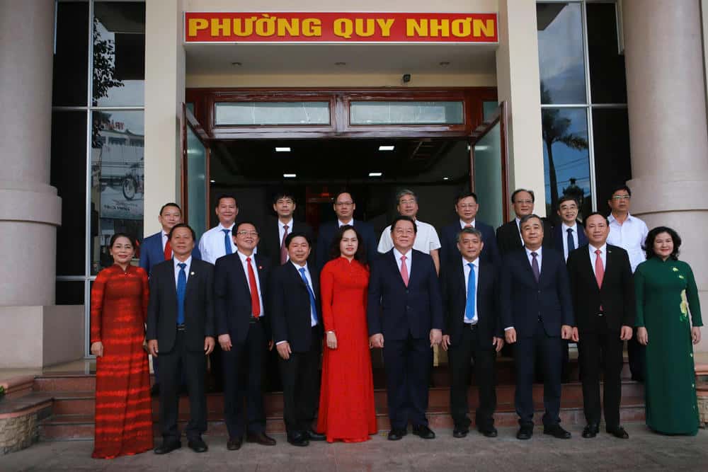 Truong Ban Tuyen giao va Dan van Trung uong Nguyen Trong Nghia va dai dien lanh dao phuong Quy Nhon. Anh: Luan Tuan