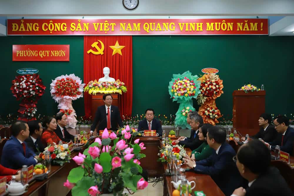 Nguyen Trong Nghia 중앙 선전 및 민중 동원 위원회 위원장이 Quy Nhon 구에서 근무하고 있습니다. 사진: Luan Tuan