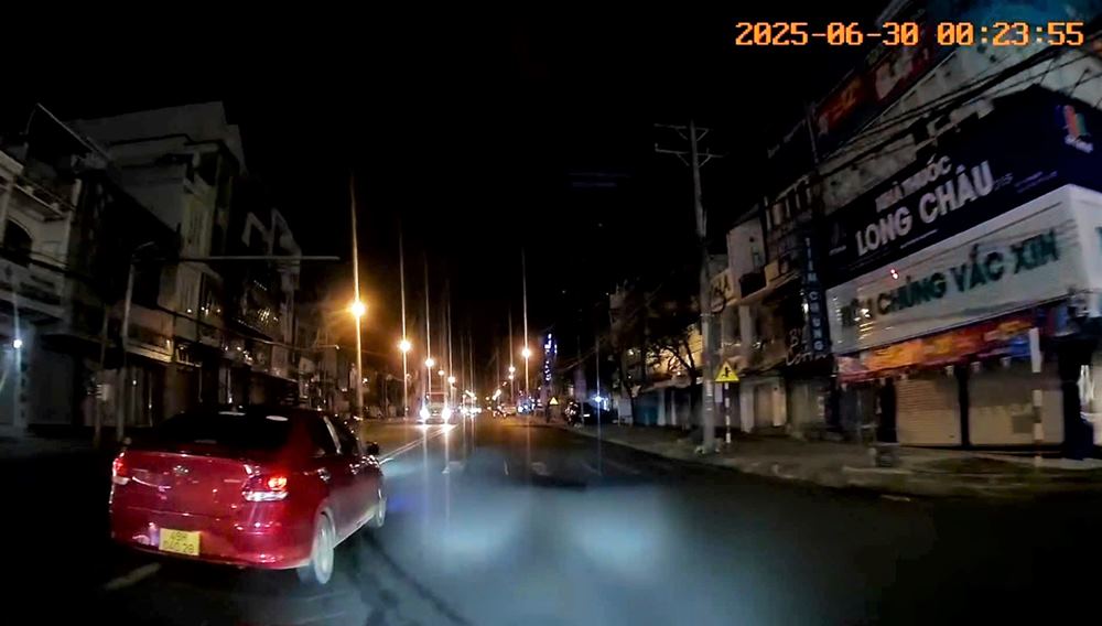 車両を運転していた運転手は、国道20号線を走行中に危険を冒して、別の車両を突き飛ばし、頭を殴打しました。写真:警察提供