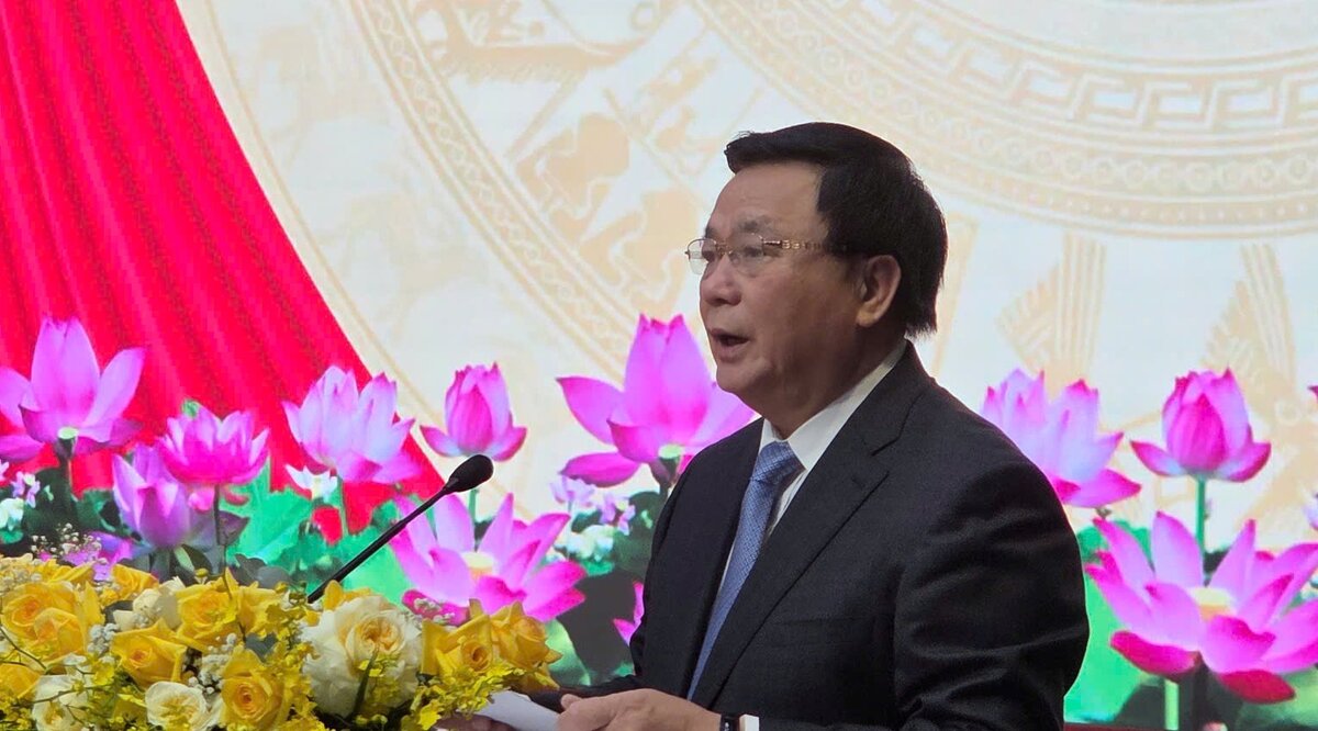 응우옌쑤언탕(Nguyen Xuan Thang) 씨는 꽝응아이(Quang Ngai)성의 성급 행정 단위 읍면동 행정 단위 합병에 관한 중앙 및 지방 정부의 결의안 결정 발표식에서 연설했습니다. 사진: 비엔 응우옌(Ven Nguyen)