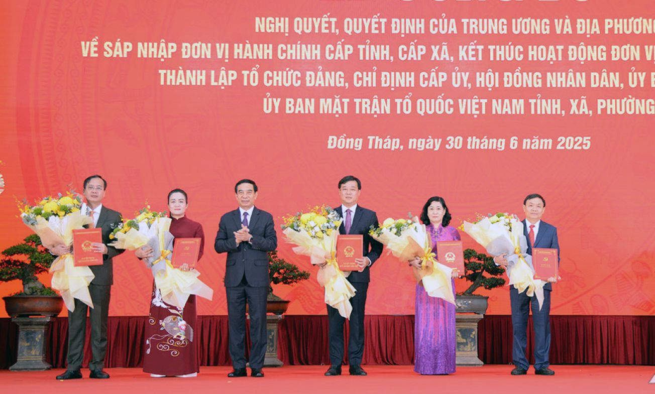 Dai tuong Phan Van Giang trao cac Quyet dinh cho Thuong truc Tinh uy Dong Thap sau sap nhap. Anh: Theo bao Dong Thap