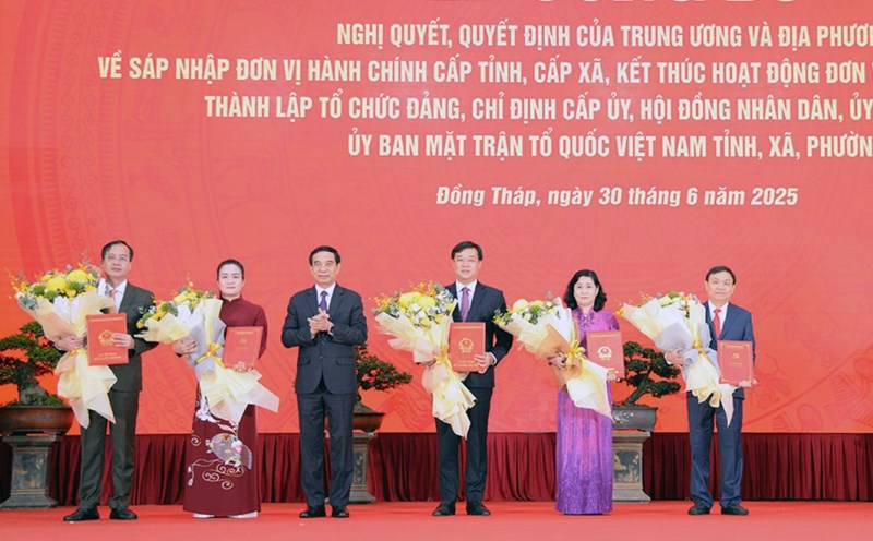 General Phan Van Giang presented the Decisions to the Standing Committee of Dong Thap Provincial Party Committee after the merger. Photo: According to Dong Thap newspaper