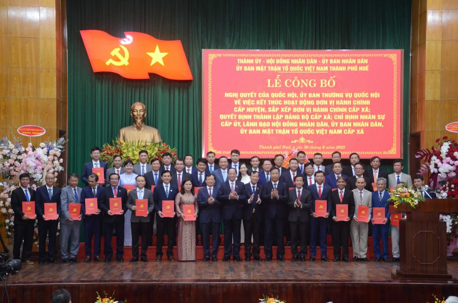 후에시는 읍급 당위원회 설립 결정 읍급 당위원회 인력 읍급 지도자 임명을 발표했습니다. 사진: T. Hoang.