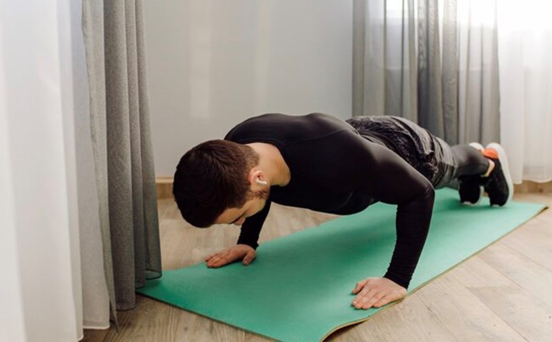 What is Spiderman-style push-ups? Photo: Thuy Duong