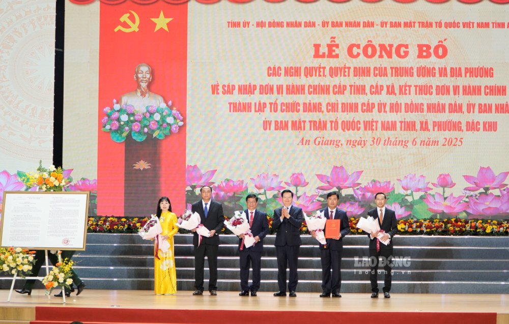 Pho Thu tuong Mai Van Chinh trao Quyet dinh cua Bo Chinh tri thanh lap Dang bo tinh An Giang, nhiem ky 2020 – 2025. Anh: Nguyen Anh