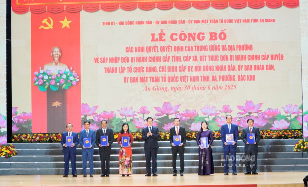 Pho Thu tuong Chinh phu Mai Van Chinh trao Nghi quyet cua Uy ban Thuong vu Quoc hoi chi dinh Chu tich, Pho Chu tich Hoi dong nhan dan, Truong cac ban cua Hoi dong nhan dan tinh An Giang. Anh: Nguyen Anh