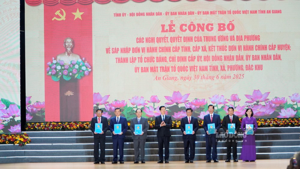 Pho Thu tuong Chinh phu Mai Van Chinh trao quyet dinh cua Thu tuong Chinh phu ve chi dinh Chu tich, Pho Chu tich Uy ban nhan dan tinh An Giang, nhiem ky 2021-2026. Anh: Nguyen Anh