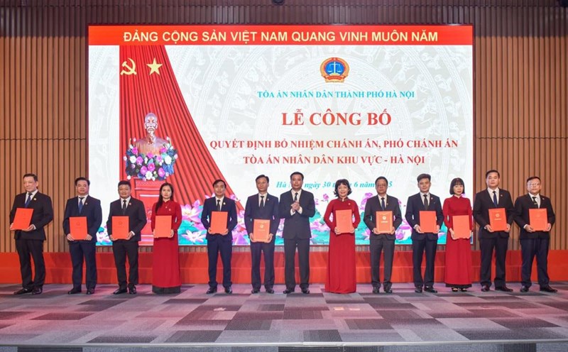 Chiefs of 12 regions received appointment decisions. Photo. N.Anh