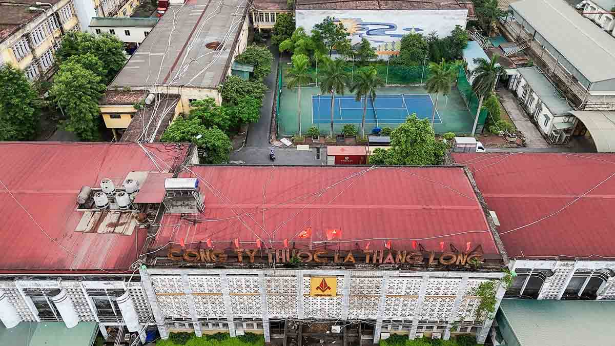 Voi khu dat cua Thuoc la Thang Long, thang 8 nam ngoai, Ha Noi cung chot thoi han phai hoan thanh viec doi nha may trong vong 5 nam. Hien tai, cong ty nay cung da hoan thanh cong tac chuyen san xuat toi Khu cong nghiep Thach That - Quoc Oai.