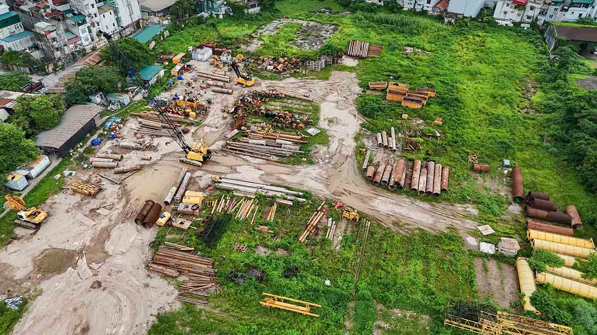Nhu vay, den nay, toan bo cac co so san xuat da duoc di doi khoi khu dat vang tren duong Nguyen Trai, ban giao mat bang cho lien danh nha dau tu chuan bi thuc hien du khu chuc nang do thi.