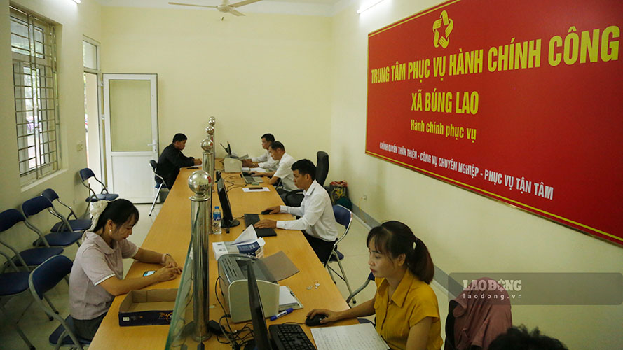 人々は、午前1.7にディエン・ビエン州のバン・ラオ・コミューンの管理サービスセンターで手続きを解決するために来ます。写真：Quang Dat