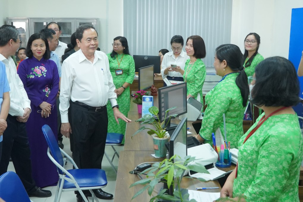 Chu tich Quoc hoi Tran Thanh Man kiem tra Trung tam Phuc vu hanh chinh cong TP Can Tho. Anh: Ta Quang