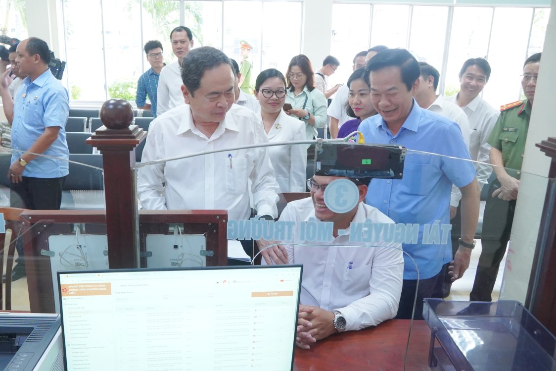 Chu tich Quoc hoi Tran Thanh Man kiem tra Trung tam Phuc vu hanh chinh cong phuong Ninh Kieu. Anh: Ta Quang