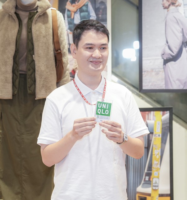 Trung Tin, chang trai voi nu cuoi tuoi tan va thai do nhiet tinh khi ho tro khach hang, da tro thanh mot an tuong dep cho nhieu vi khach tung ghe cua hang Uniqlo Dong Khoi. Anh: Uniqlo